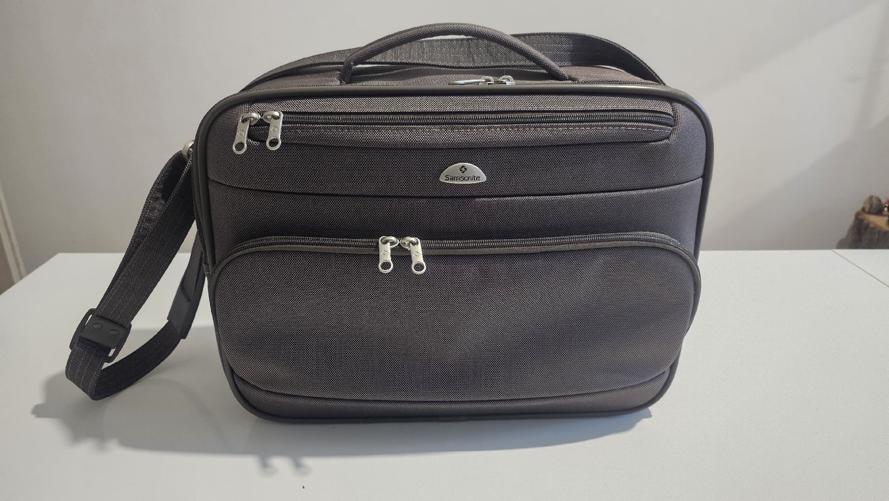 Samsonite Borse: Samsonite Laptoptasche, Top Zustand, Grau, 30x40x15cm, – Nuovo (secondo la descrizione) da Bottmingen venduto da Jbilli 2