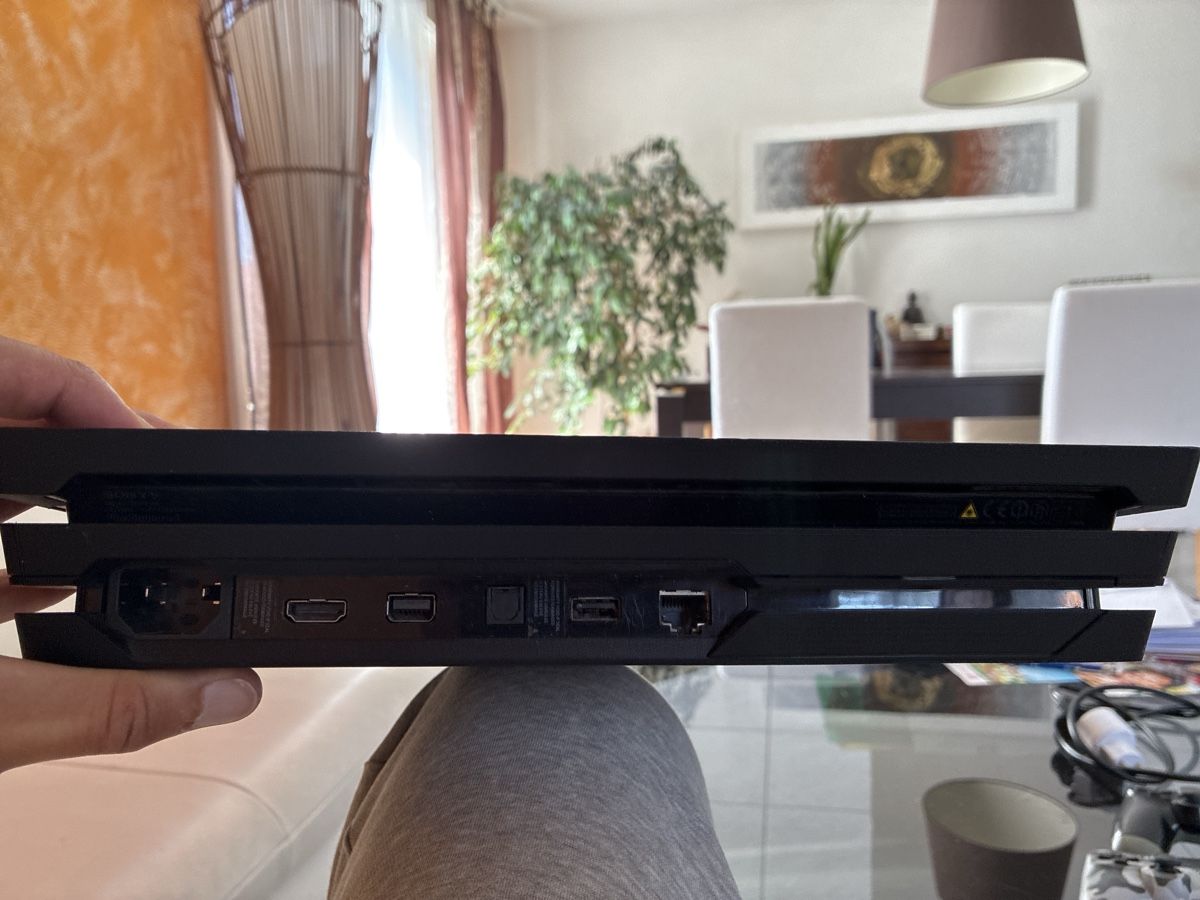Sony Console: Consoles PlayStation 4 Pro avec 2 manettes et câbles – Usato da Semsales venduto da eme_gf9j 3