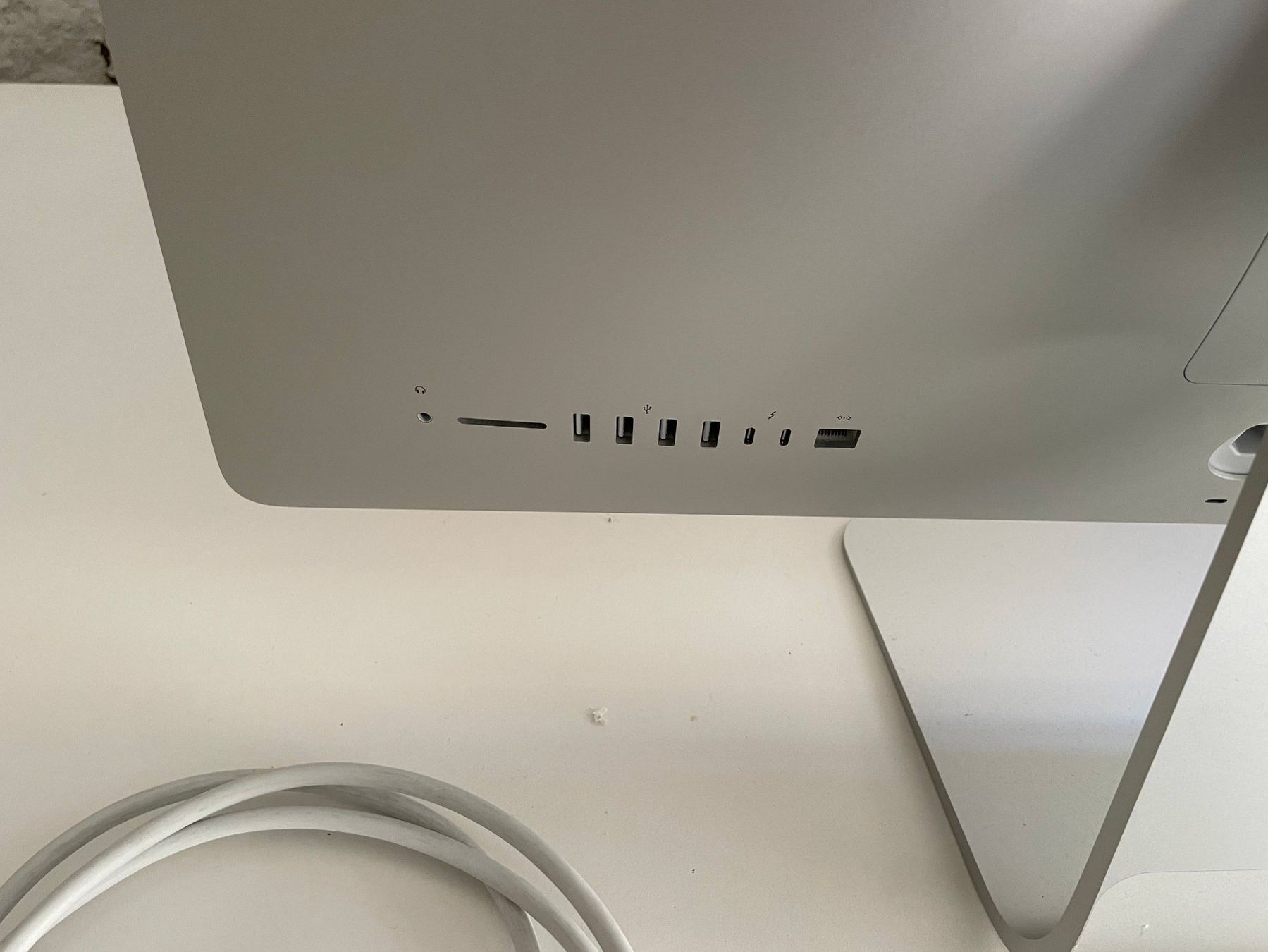 Apple PC: iMac 2020 – Difettoso da Zofingen venduto da box_5bm7 2