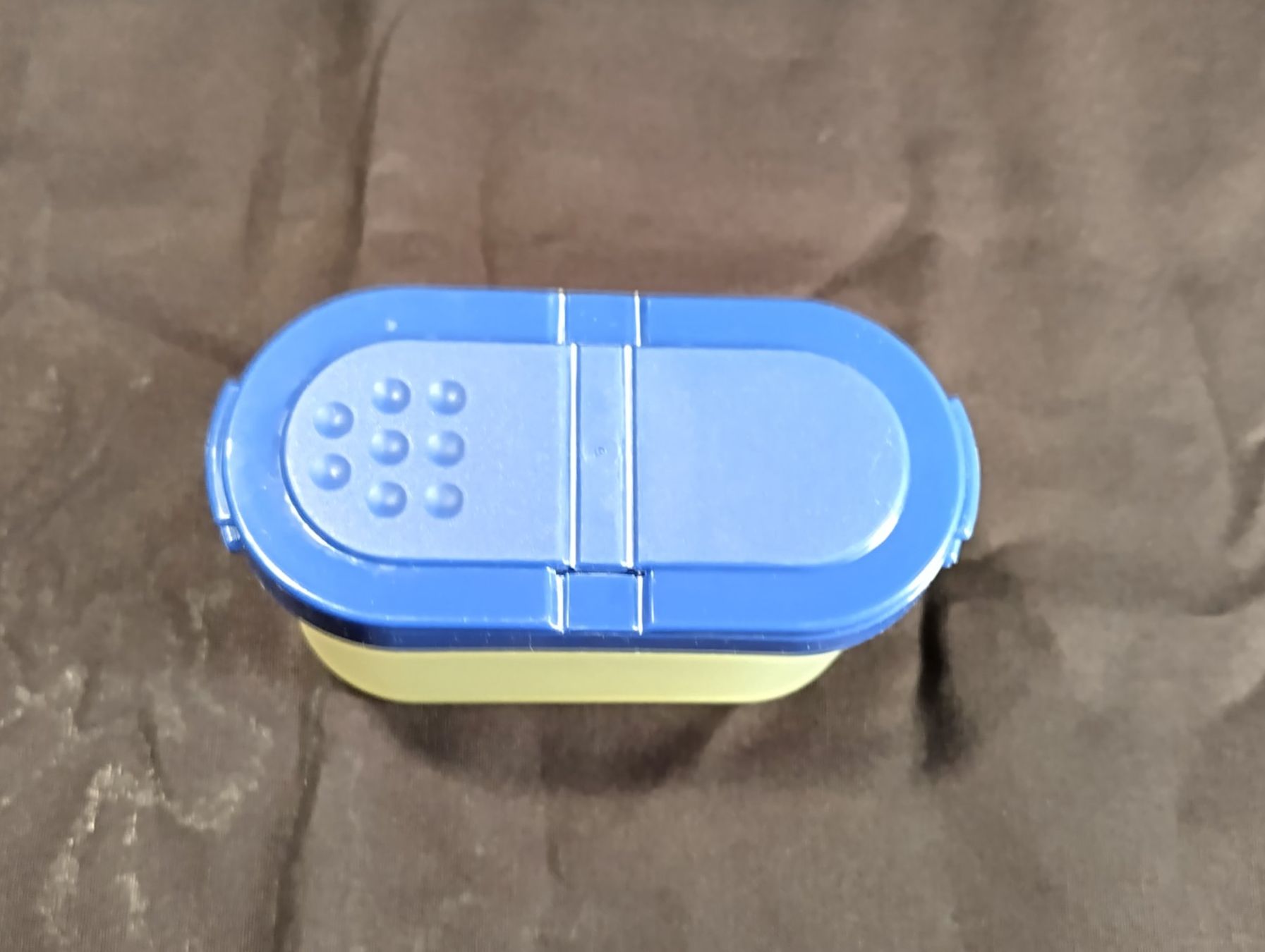Tupperware Contenitori & Simili: Tupperware Behälter mit 2 verschiedenen Oeffnungen – Usato da Bellach venduto da JingleCherry 1