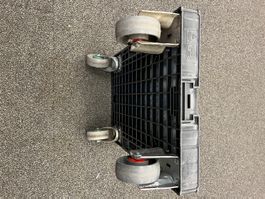 Schwarze Kunststoffpalette mit Rollen - Top Zustand!
