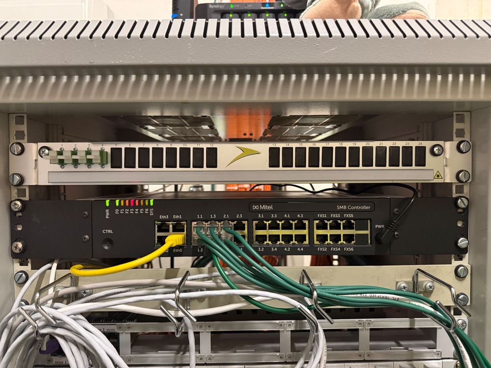 Mitel Telefone: 📞 Mitel SMB Telefonserver + Telefonhörer inkl. Headset – Gebraucht aus Horgen von peritore.alessandro 1