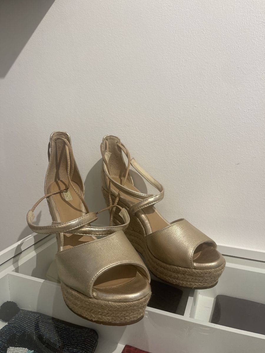 Ugg Scarpe da donna: Sandales UGG compensées dorées Tw8 – Usato da Lausanne venduto da Mode_350