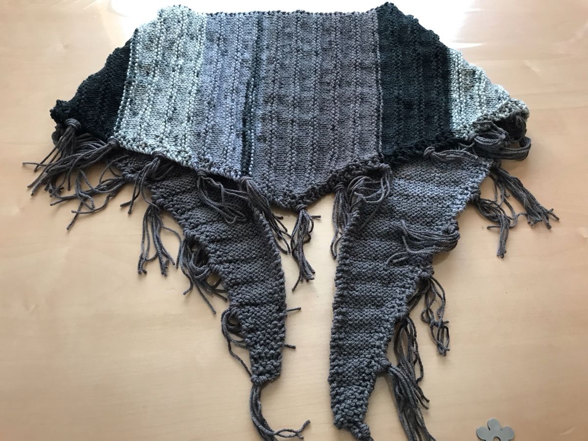 Foulard & Sciarpe: Strickschal/Stola mit Fransen, Grau/Schwarz, Handarbeit – Nuovo (secondo la descrizione) da Mauren venduto da nfr_8pxy 1