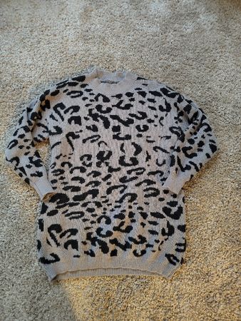 XXL Strickkleid im Leopardenmuster zu verkaufen.