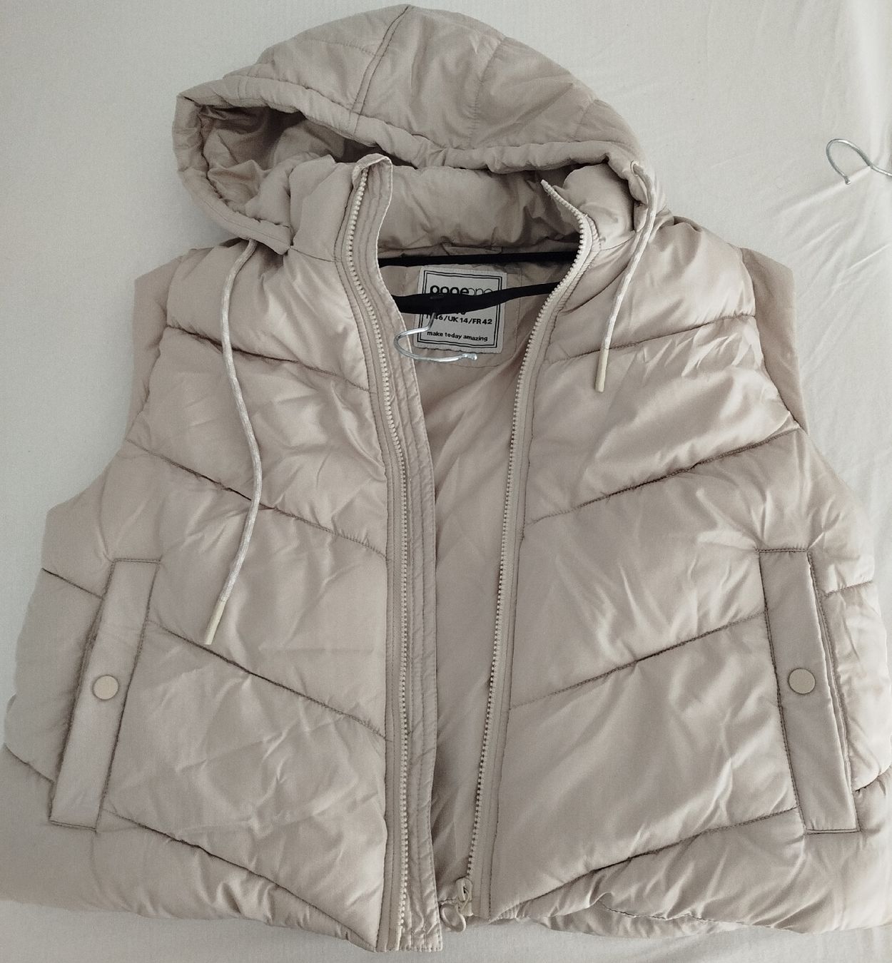 Lotti di vestiti: Ärmellose beige Jacke Kapuze 40 und Loop – Usato da Münchwilen AG venduto da Lillyfee08 2