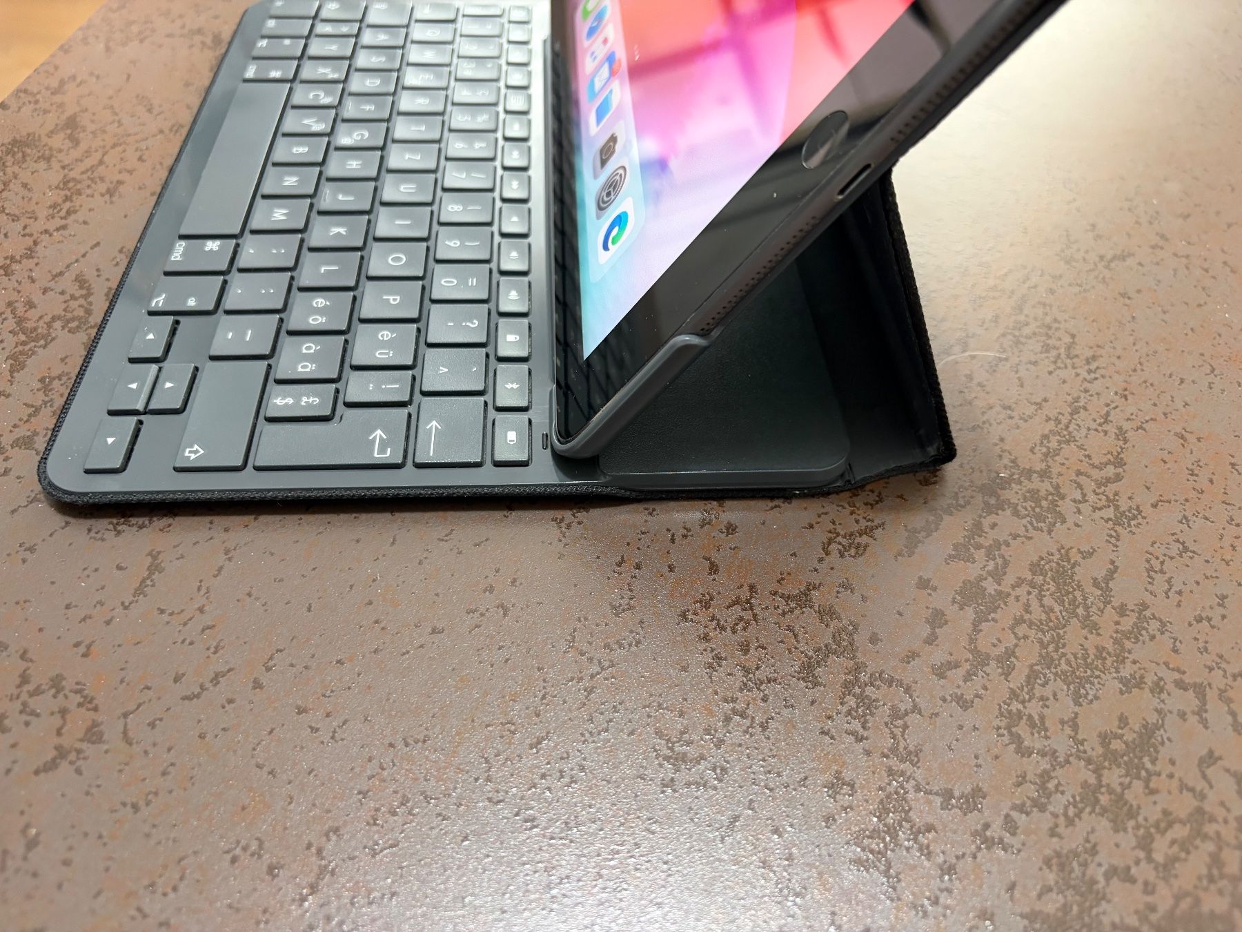 Apple Tablettes PC: Apple Ipad Air A1475 Cellular mit Tastatur – D'occasion à Inwil par beat_qg9k 6