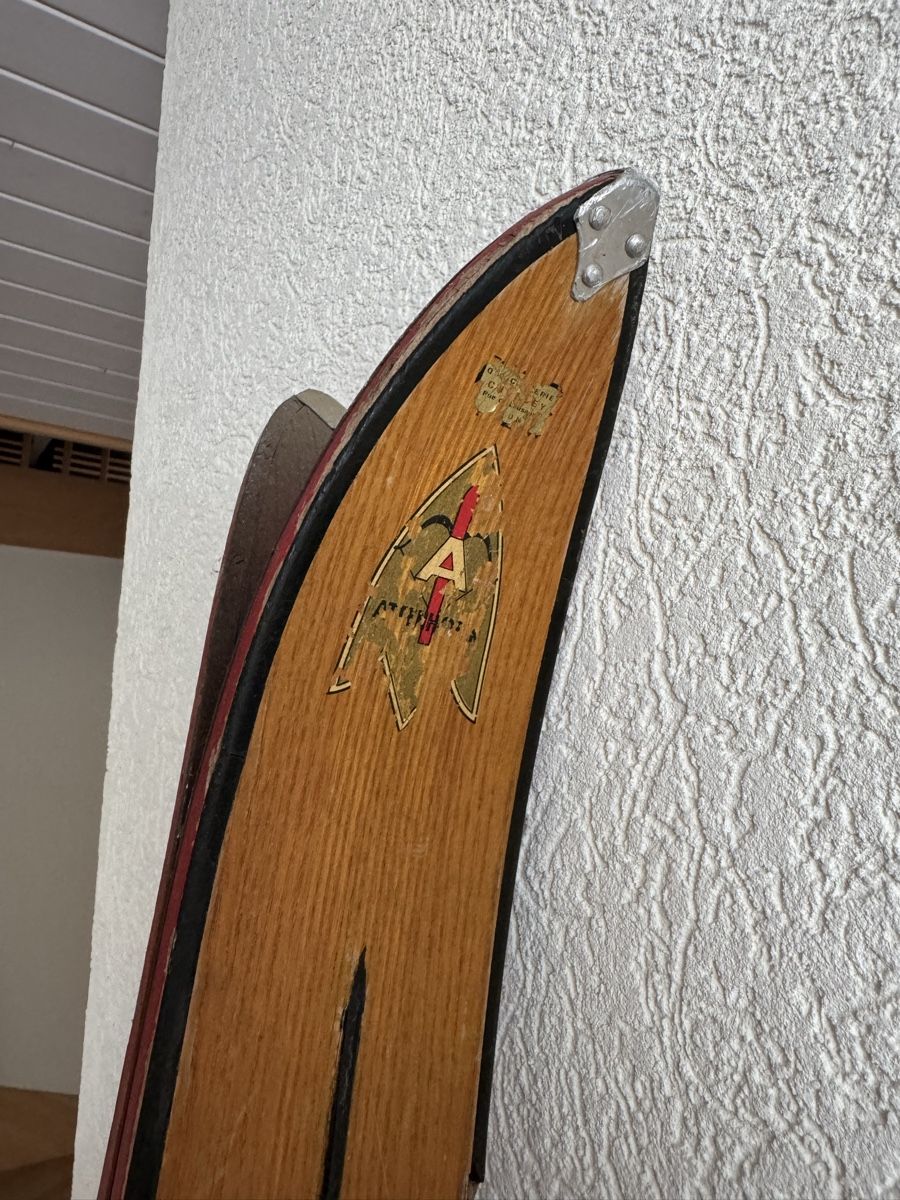 Sci: Attenhofer Cresta Skis Antik – Usato da Trélex venduto da stripedthrift 1