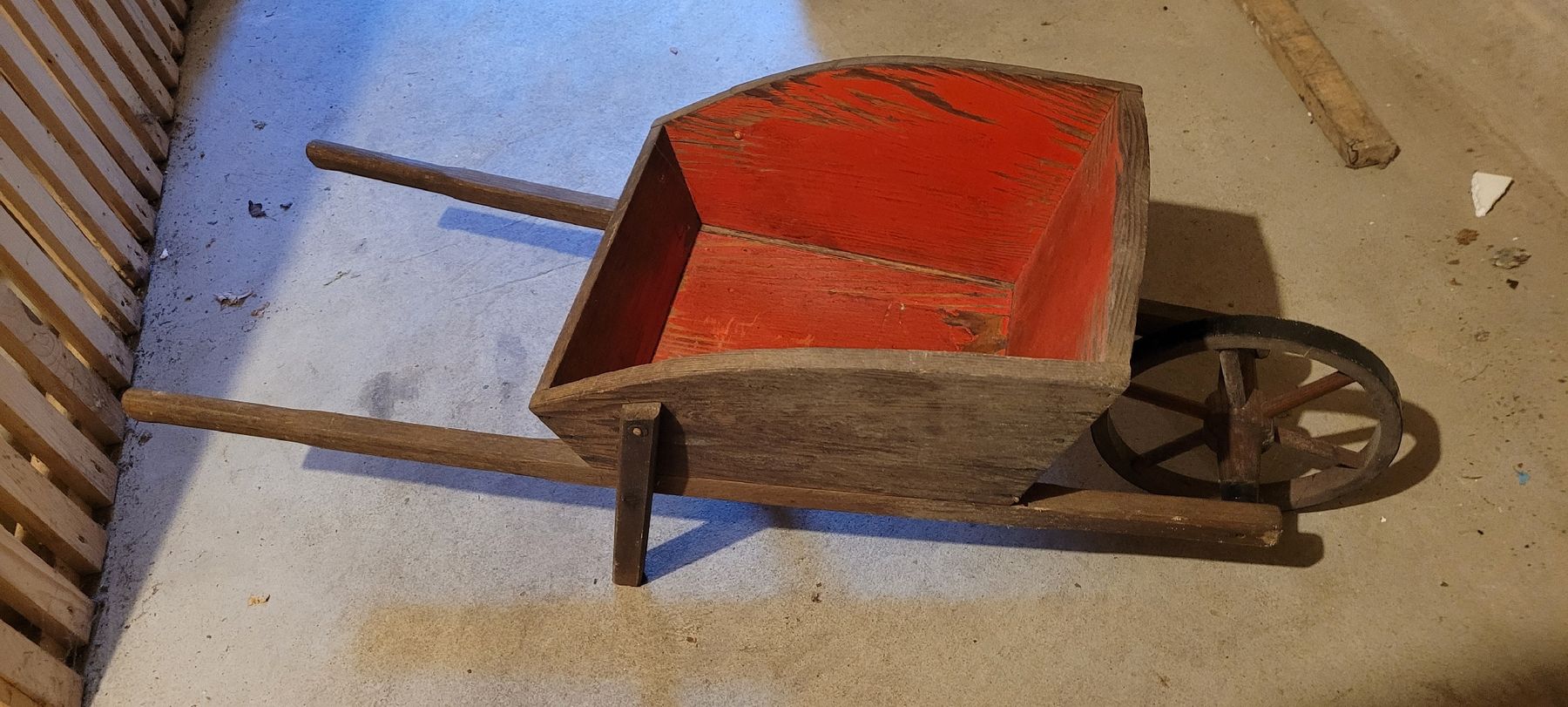 Brouettes: Schubkarre aus Holz – D'occasion à Wahlen b. Laufen par Schneewytli 2