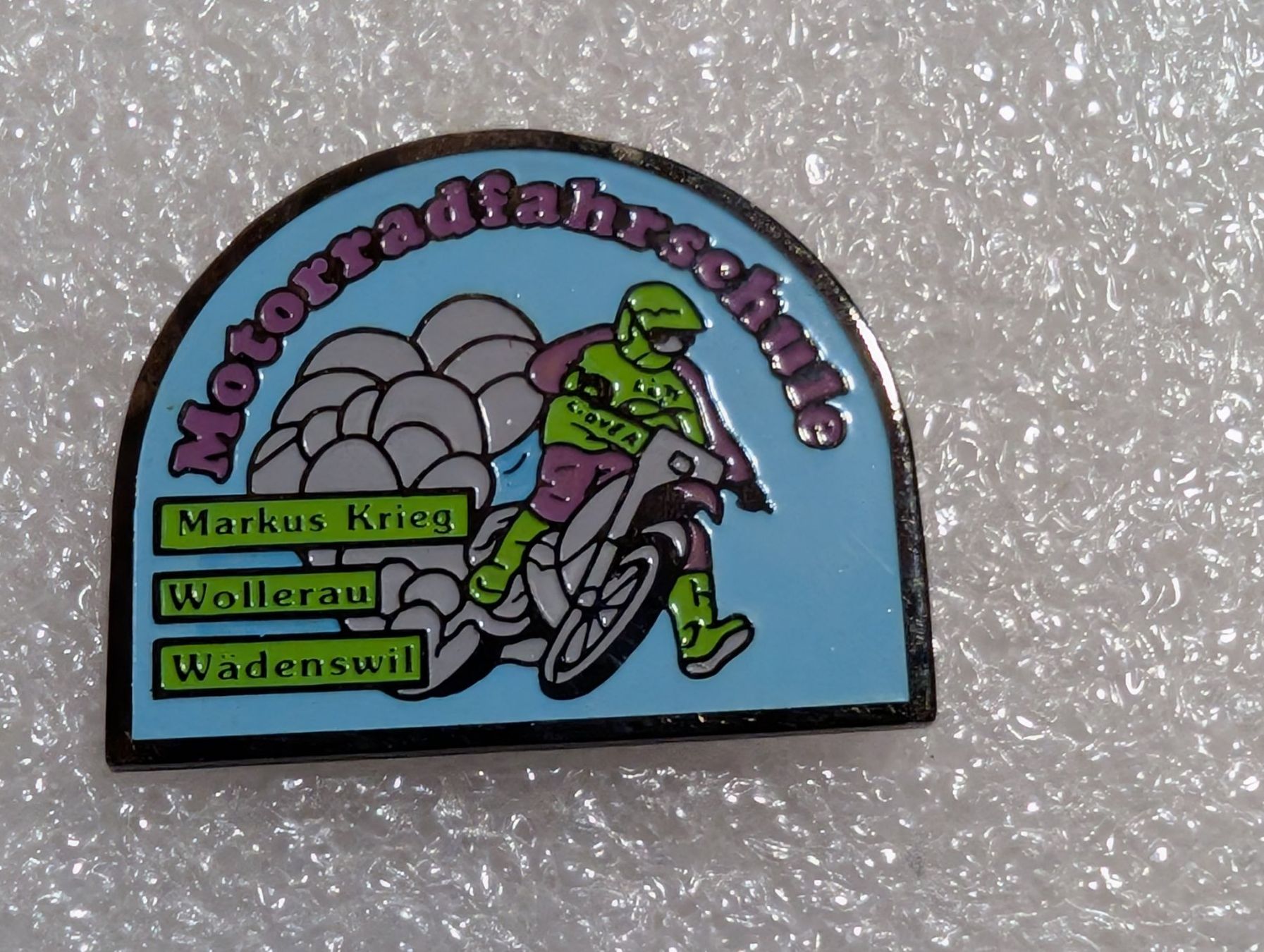 Placchette & Badge: Ansteckpin 268: Motorradfahrschule Krieger – Usato da Oppligen venduto da Pin-Fall-Shop