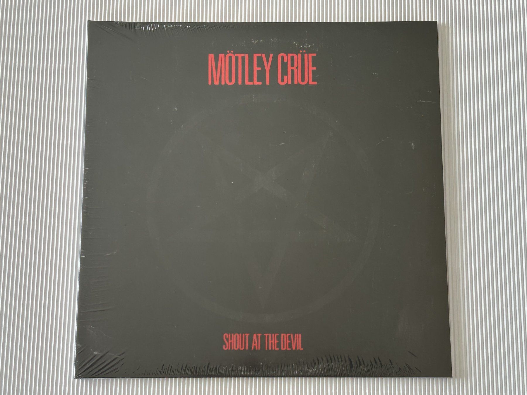 Dischi in vinile: Mötley Crüe – Shout At The Devil – Nuovo e nell'imballaggio originale da Untersiggenthal venduto da ZuMike