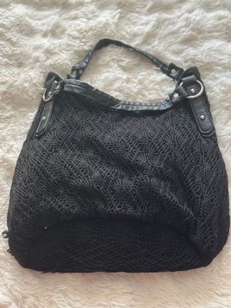 Schwarze Häkeltasche, grosszügig und perfekt für den Sommer!