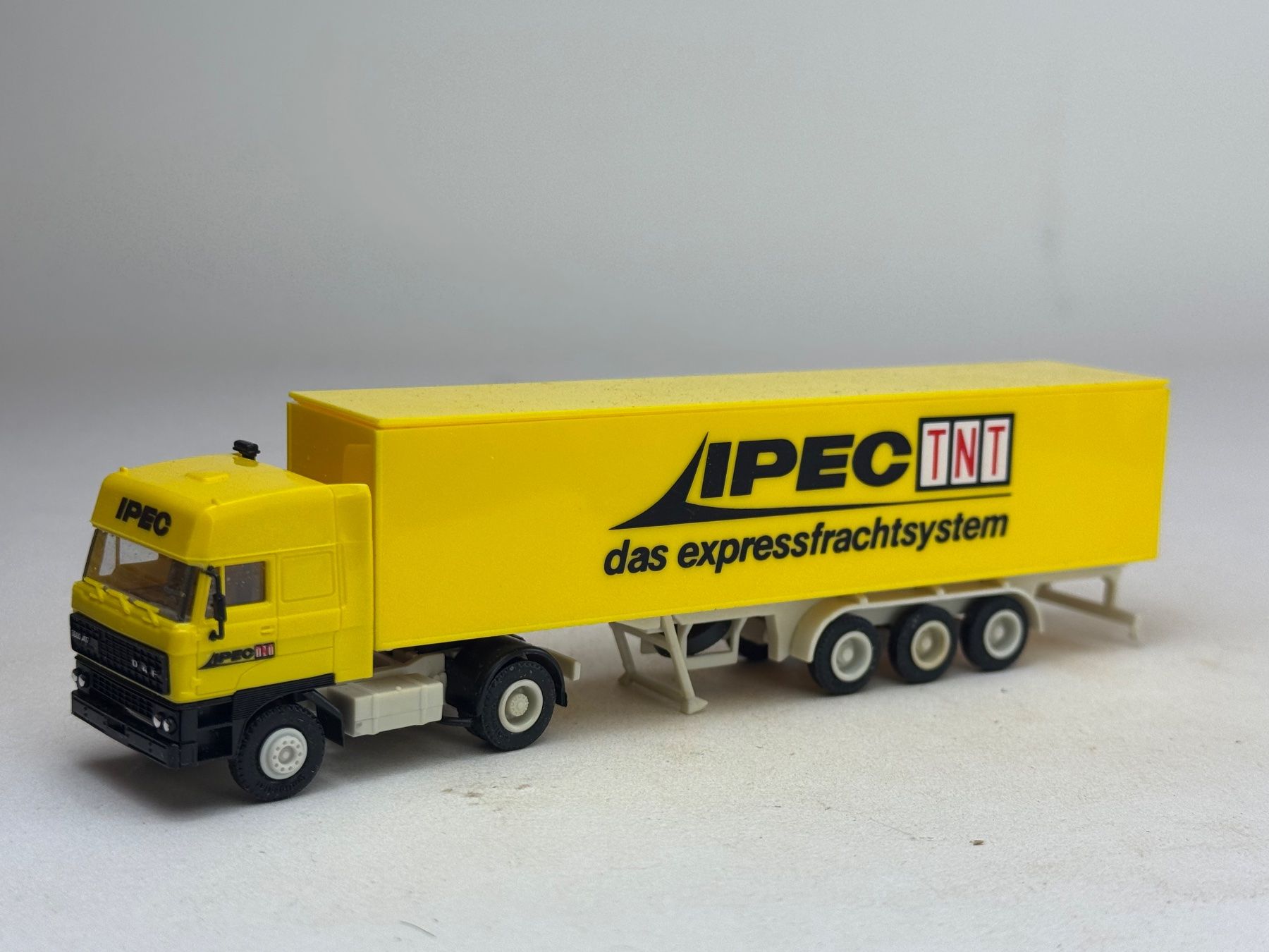 Herpa Modellini d'auto: VE1- Herpa DAF Koffer Sattelzug Ipec – Usato da Elm venduto da Wikmtz