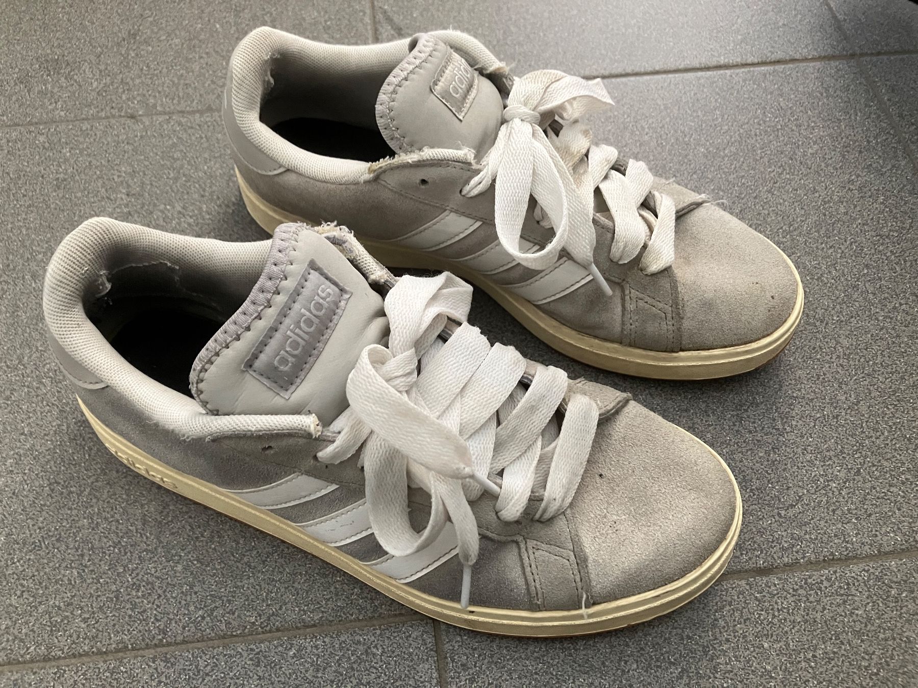 Adidas Chaussures hommes: Adidas Sneaker Gr. 42.5 – D'occasion à Ruggell par VegasGirl