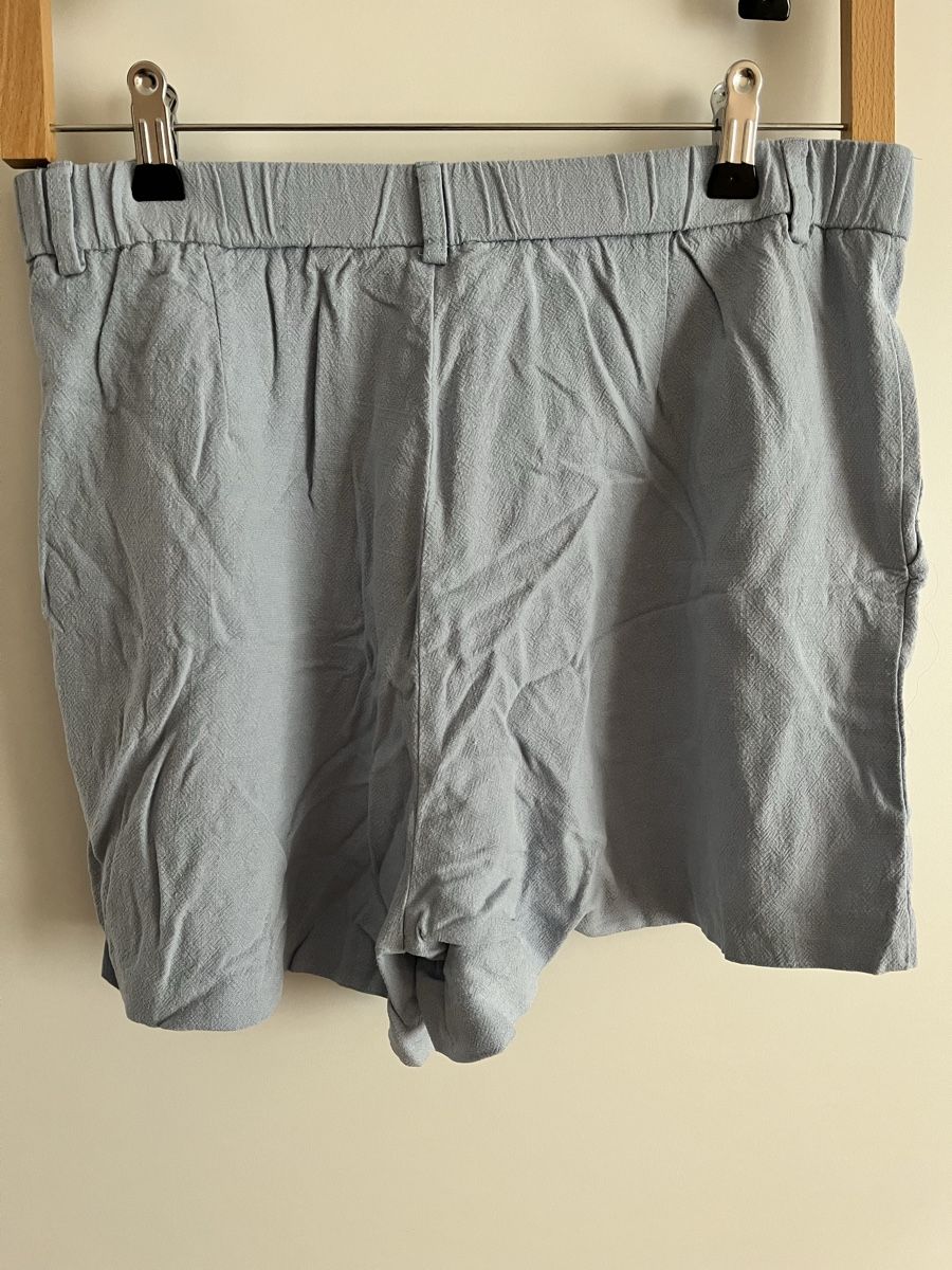 Stradivarius Pantaloni: Sommerliche kurze Hose, hellblau – Usato da Zürich venduto da Lelillemore 2