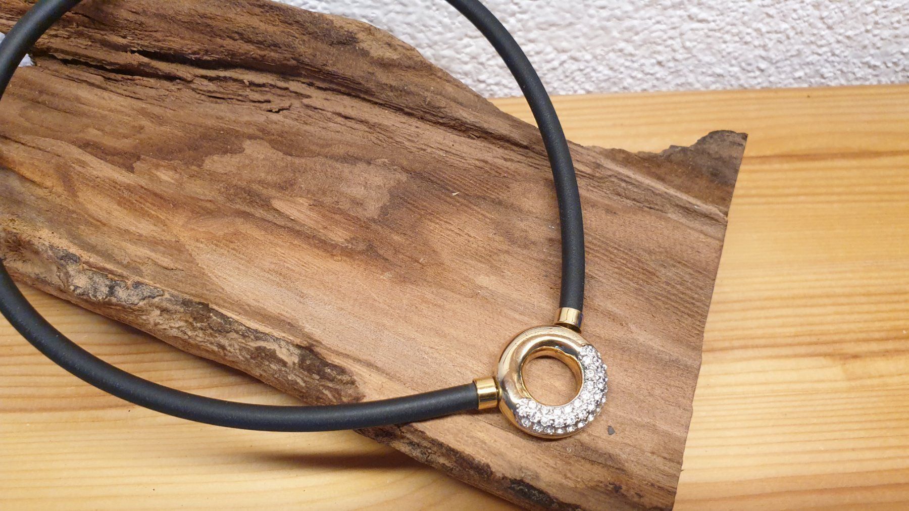 Ketten: schwarzes Collier mit Zirkonien – Gebraucht aus Embrach von mug159 1