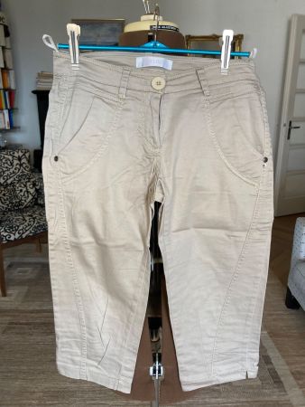 Caprihose beige mit goldfarbigen Nähten, Gr. XS, Baumwolle