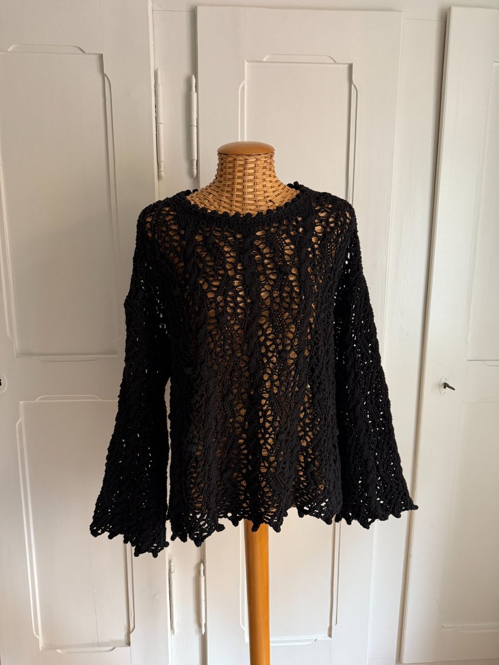Pulls & Sweat-shirts: Strickpullover schwarz mit Lochstickerei M-L – D'occasion à Zürich par Diazaio