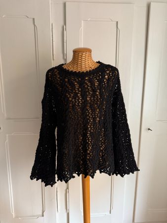 Strickpullover schwarz mit Lochstickerei M-L