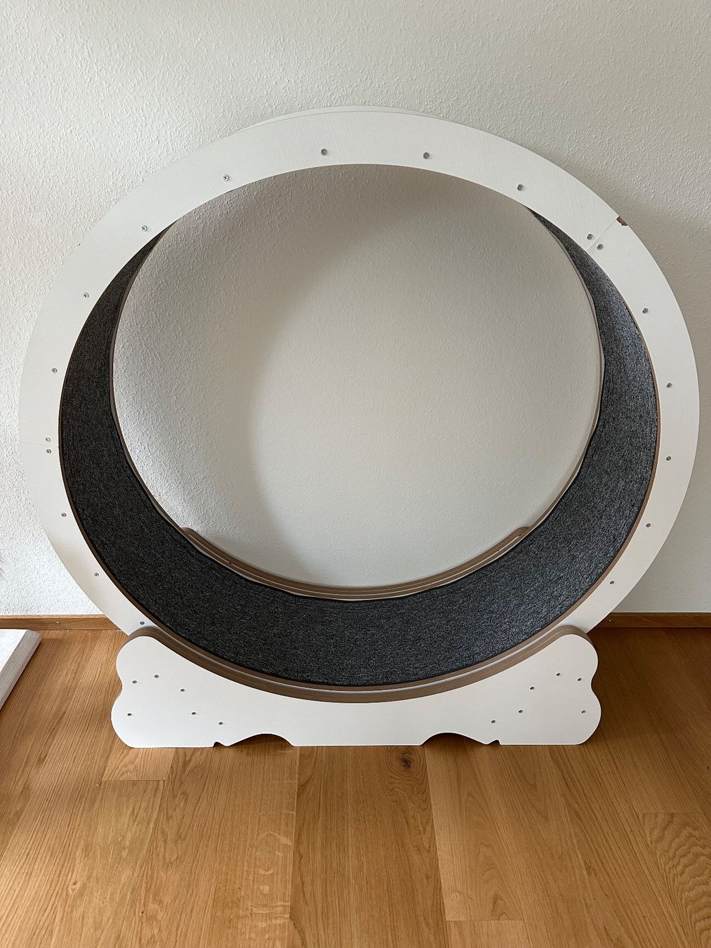 Tiragraffi: Katzenlaufrad weiß mit Teppich - 98 cm Durchmesser – Nuovo (secondo la descrizione) da Basel venduto da bet_zbh9 1