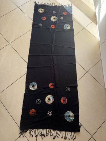 Etole/Foulard noir à motifs ronds, franges