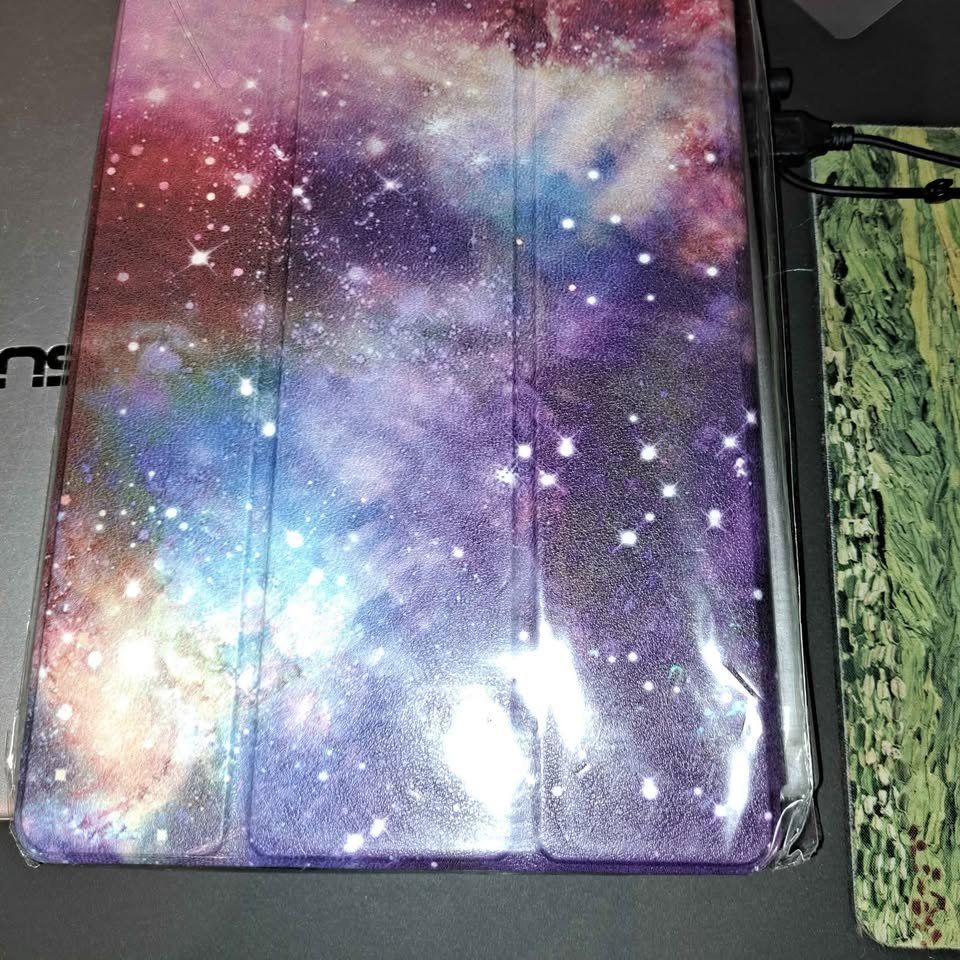 Samsung Covers & Borse: Galaxy Tab S9 FE Cover Farbig oder Schwarz – Nuovo e nell'imballaggio originale da Hettenschwil venduto da Tomsi12