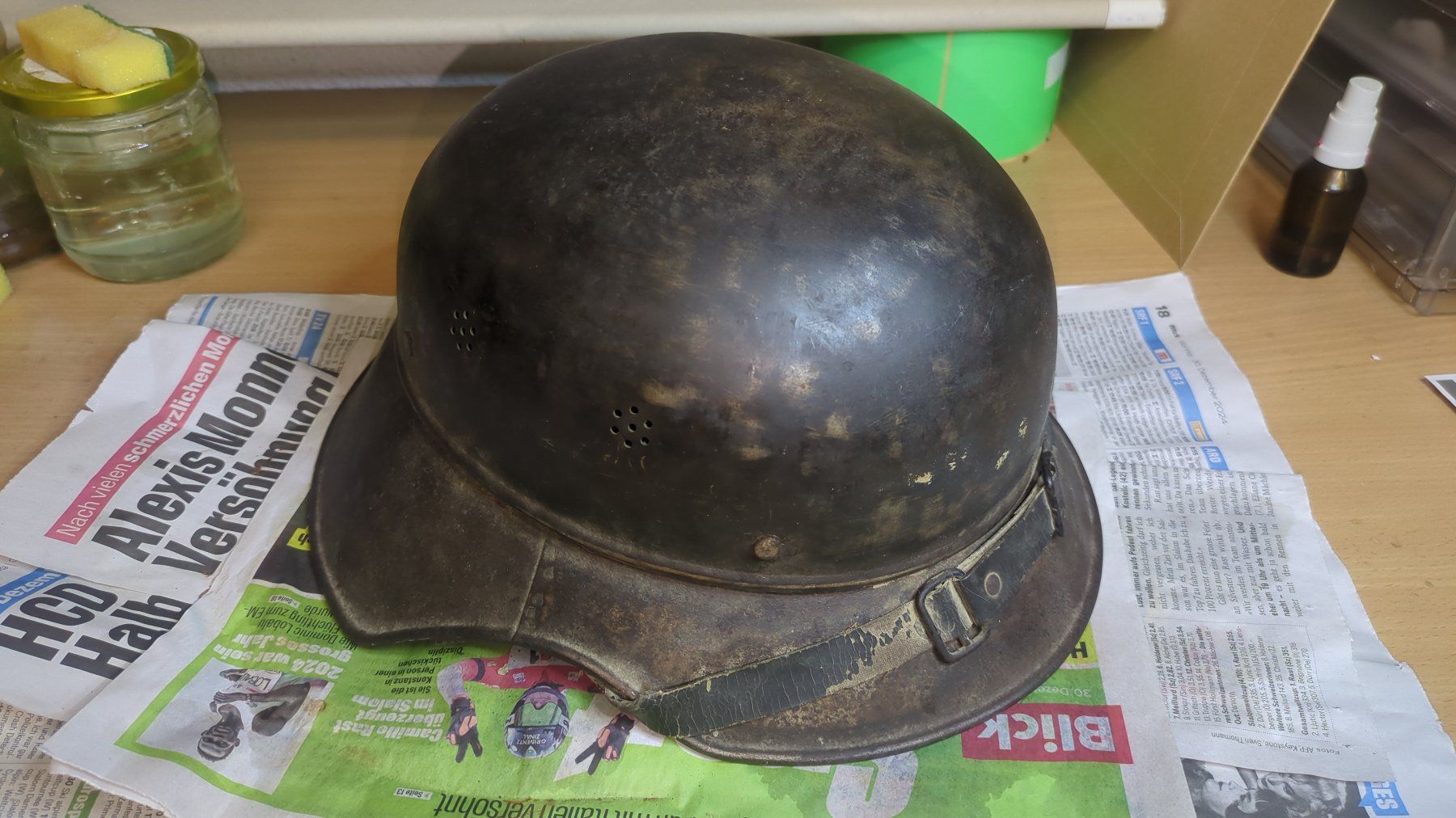 Uniformi & Effetti personali: Luftschutz Stahlhelm M38 "Gladiator" 3-Teilig – Usato da Buttisholz venduto da ArmeeShopCH