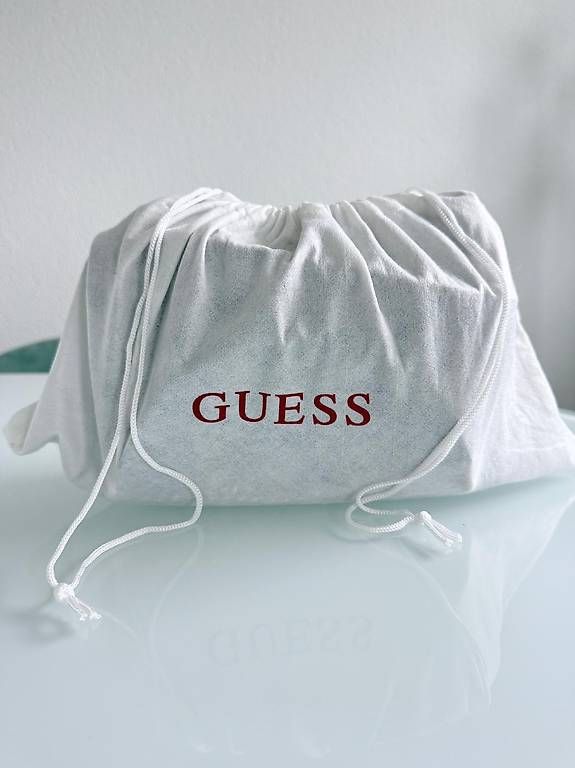 Sacs femmes: Sac Noir Guess  – D'occasion à Lucens par mon_xgm8 1
