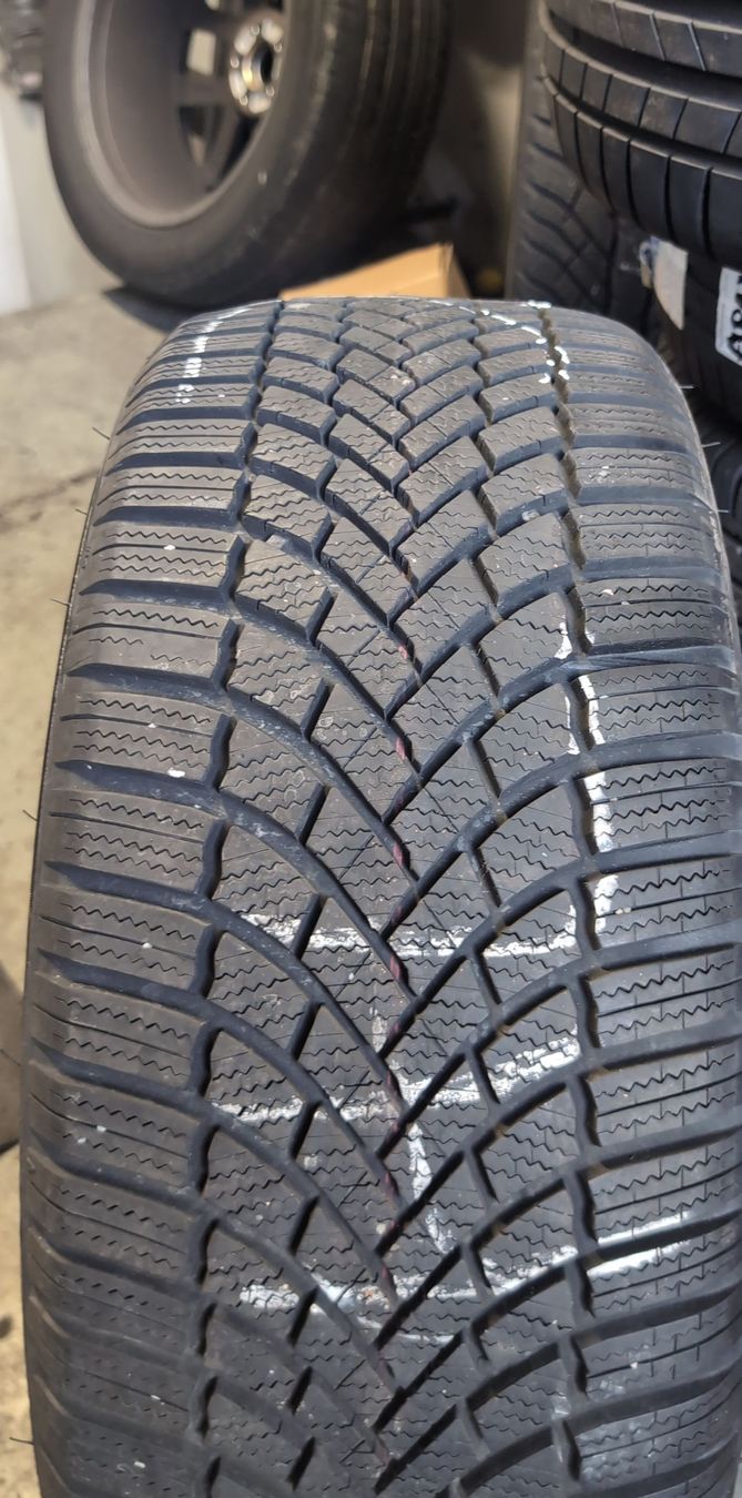 Bridgestone Pneumatici & Ruote complete: Bridgestone 235/45R17 Winter, neuwertig – Usato da Aathal seegräben venduto da Garfield_007