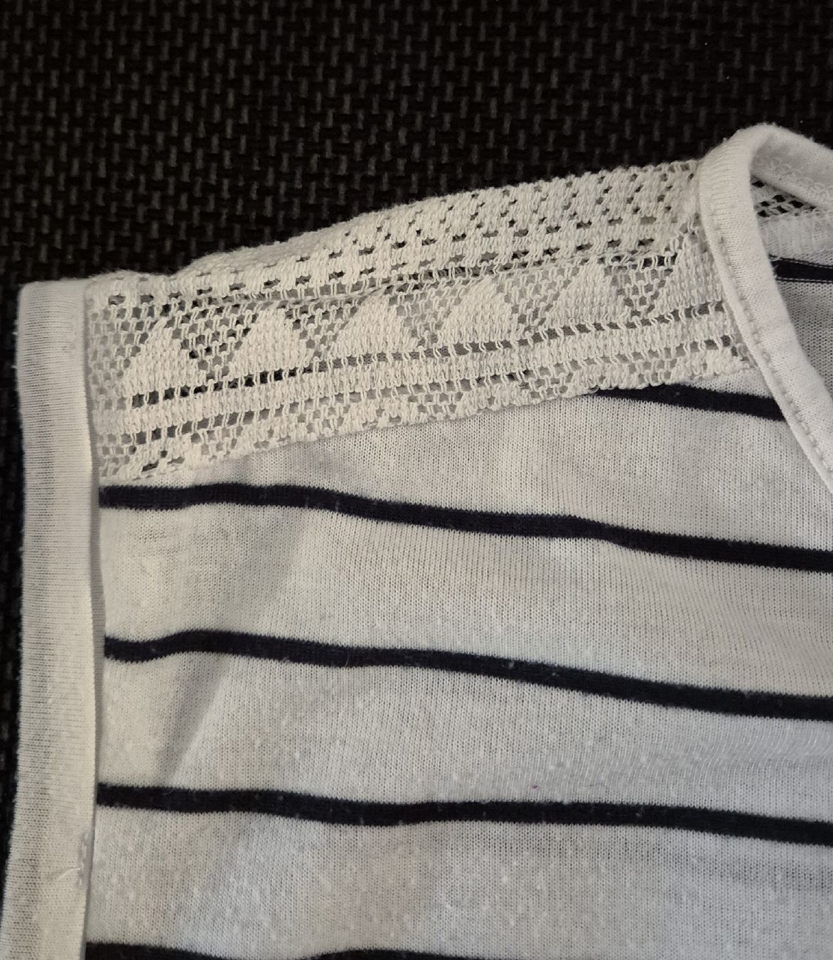 Blusen, T-Shirts & Tops: gestreiftes Shirt mit Muster an Schultern Gr. 140 – Gebraucht aus Zofingen von Shile 1