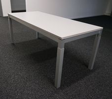 Bürotisch 180 x 80cm, stabil, Aluminium-Gestell, Top-Zustand