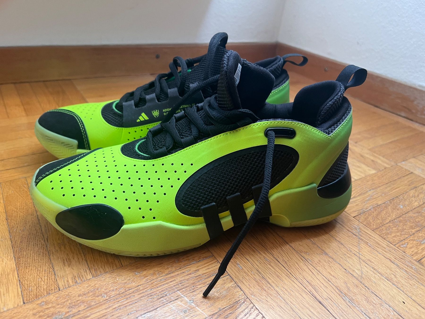 Adidas Scarpe da uomo: Adidas Performance D.O.N. ISSUE 5 - 42 2/3 - Etat de neuf – Nuovo (secondo la descrizione) da St-Sulpice VD venduto da nostronemo 1