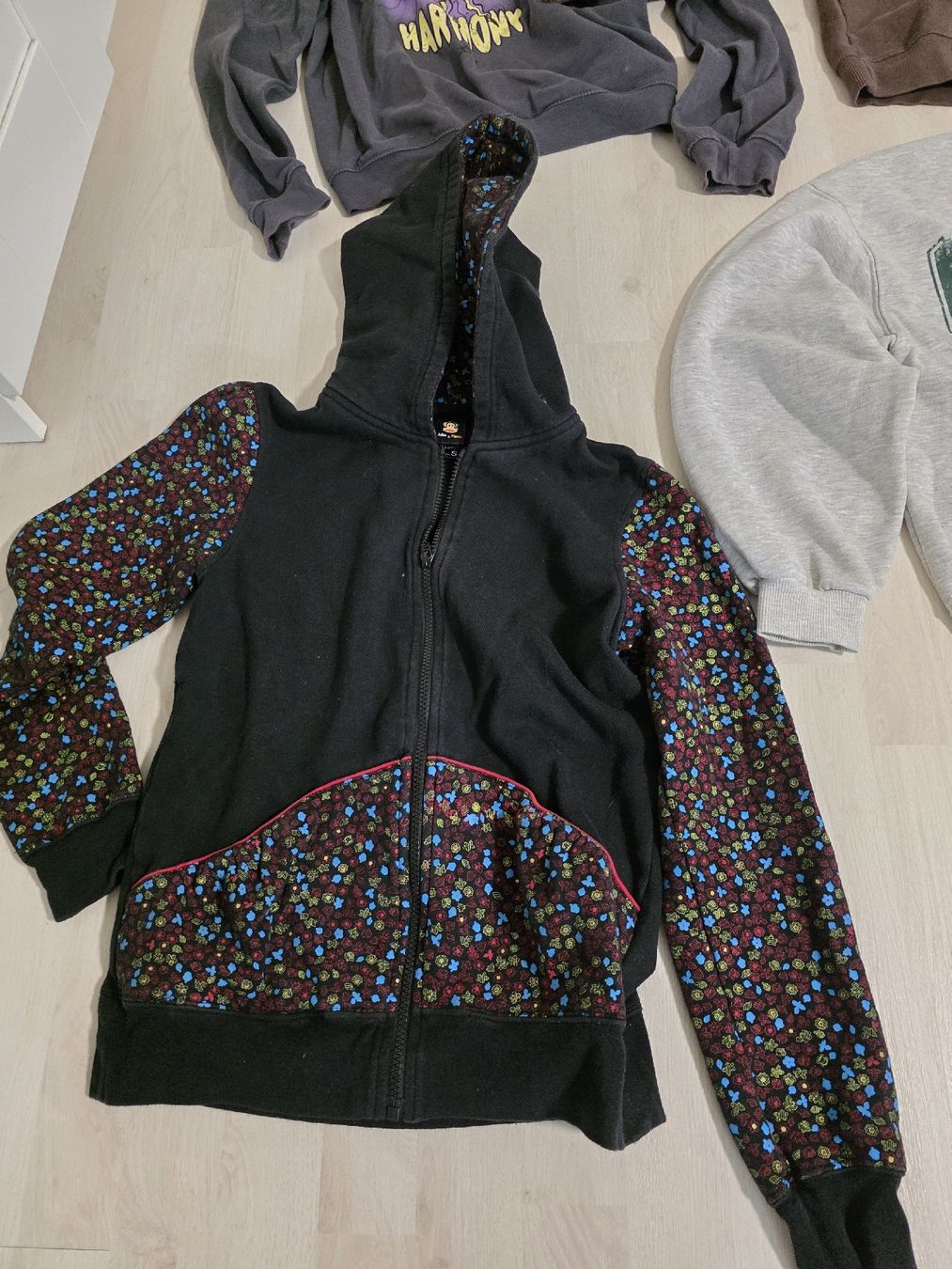 Lotti & Set di vestiti: 4 Mädchen-Hoodies, Gr.S – Usato da Schöftland venduto da Aktion56 1