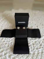 Chanel Ohrringe CC Logo goldfarben mit Steinen in Boxen