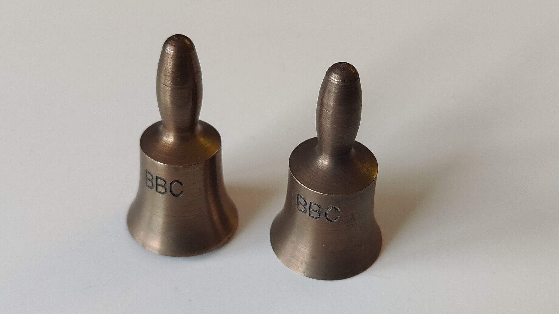 Campanacci mucche: Zwei kleine Messing Glöckchen BBC (W7) – Usato da Neuenhof venduto da bro_9zsg