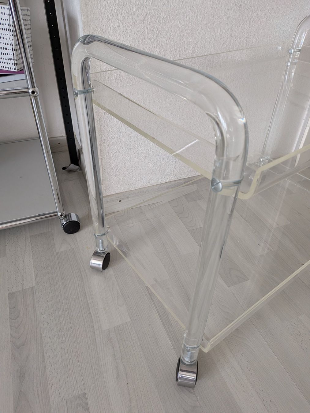Carrelli di servizio: Plexiglas Servierwagen Beistelltisch – Usato da Emmen venduto da magelan 2