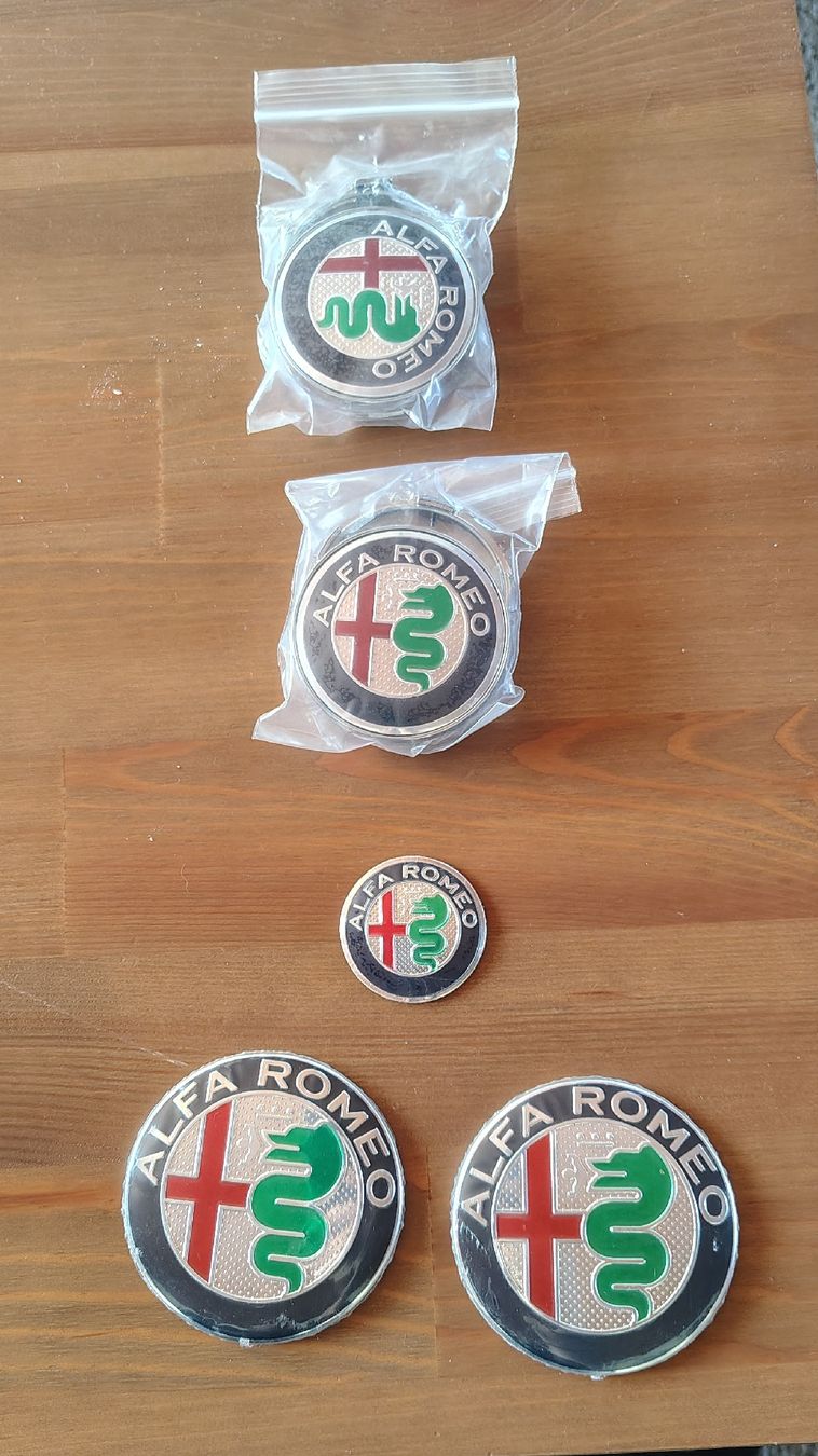 Alfa Romeo Tutti pezzi di ricambio auto: Alfa Romeo Embleme Set Silber – Nuovo (secondo la descrizione) da Affoltern am Albis venduto da Moensch01