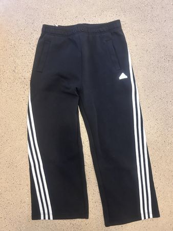 Adidas Hose (verkürztes Bein)