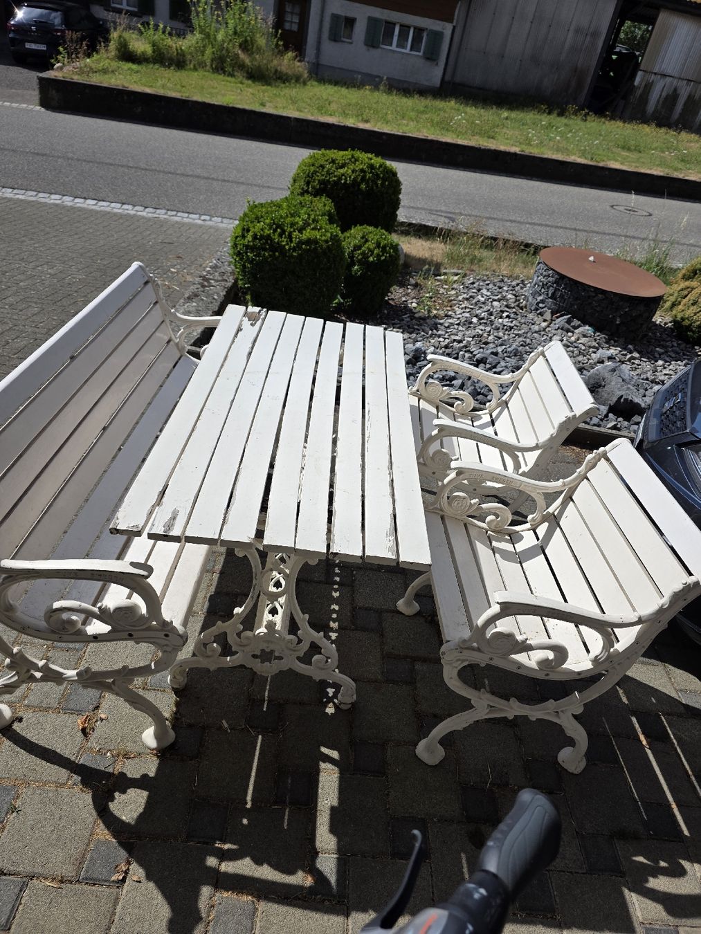 Set di tavolo e panche: Gartentisch mit Bänken weiss Eisen Holz – Usato da Bözberg venduto da Escavado