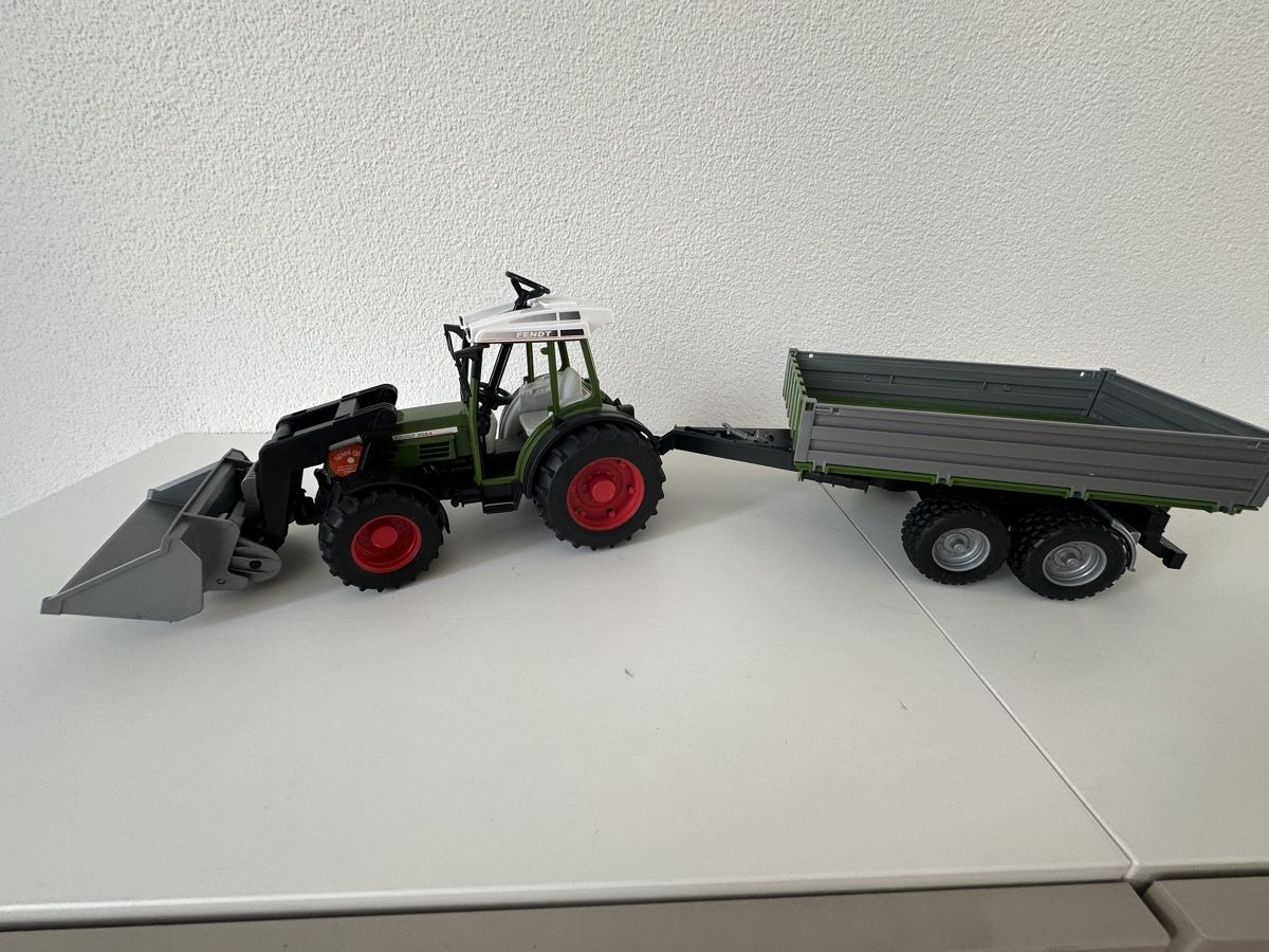 Bruder Spielzeuge: Bruder Fendt Traktor 209 S mit Anhänger – Gebraucht aus Ehrendingen von Panakea