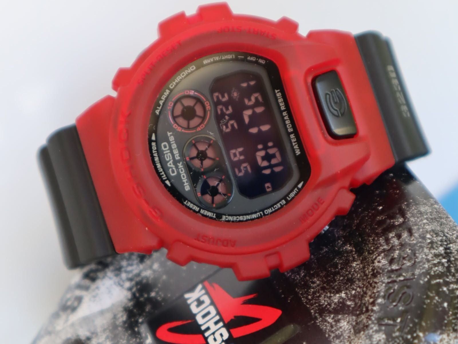 Casio Orologi: Casio G-Shock DW-6900MS with red bezel – Nuovo e nell'imballaggio originale da Romont FR venduto da heinz.ramseyer