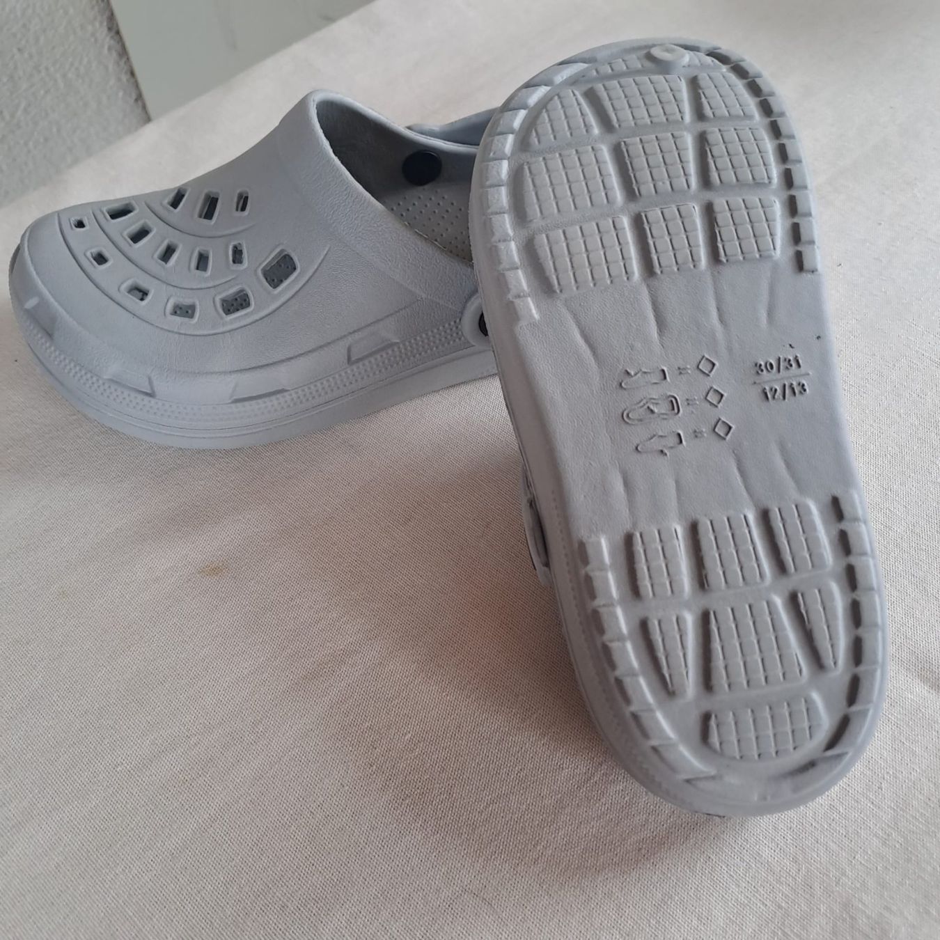 Scarpe per ragazzi: Sommer-Clogs, hellgrau, Grösse 30/31, leicht, bequem – Usato da vordemwald venduto da Zopf0