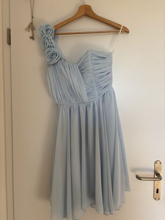 Wunderschönes hellblaues Kleid mit Blumen-Details