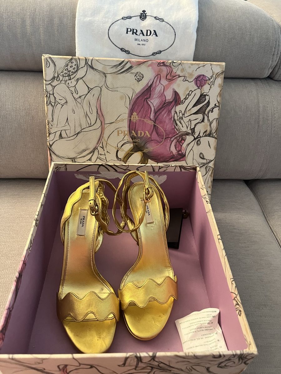 Prada Chaussures femmes:  Prada gold metallic leather wavy strap heels  – D'occasion à Niederlenz par luxe_1968