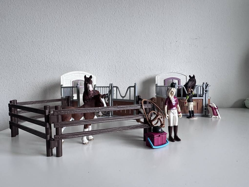 Schleich Jouets: Schleich Pferde-Set mit Stall gebraucht – D'occasion à Zürich par Baldrian1
