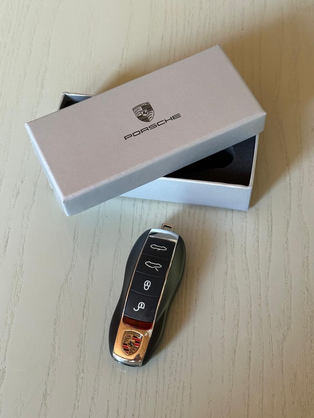 Porsche Chiavette USB: Porsche Original 8GB USB-Stick / NEU – Nuovo e nell'imballaggio originale da Zürich venduto da jimmy_12