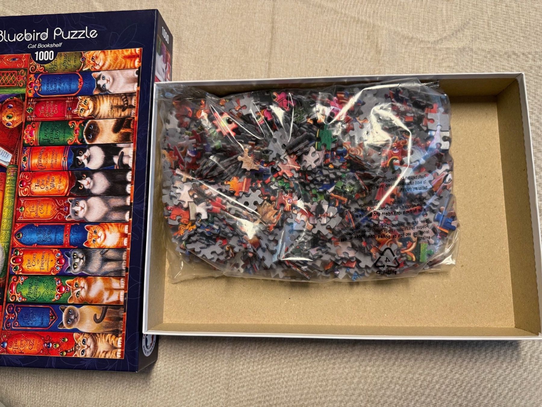 Puzzle: Puzzle Bluebird Cat Bookshelf 1000 pièces – Nuovo e nell'imballaggio originale da Confignon venduto da minos30 2