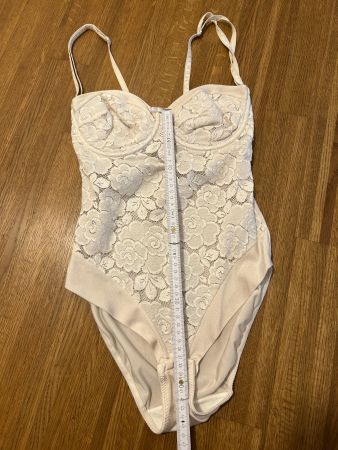 Eleganter weisser Body mit Spitze - Body blanc avec dantelle