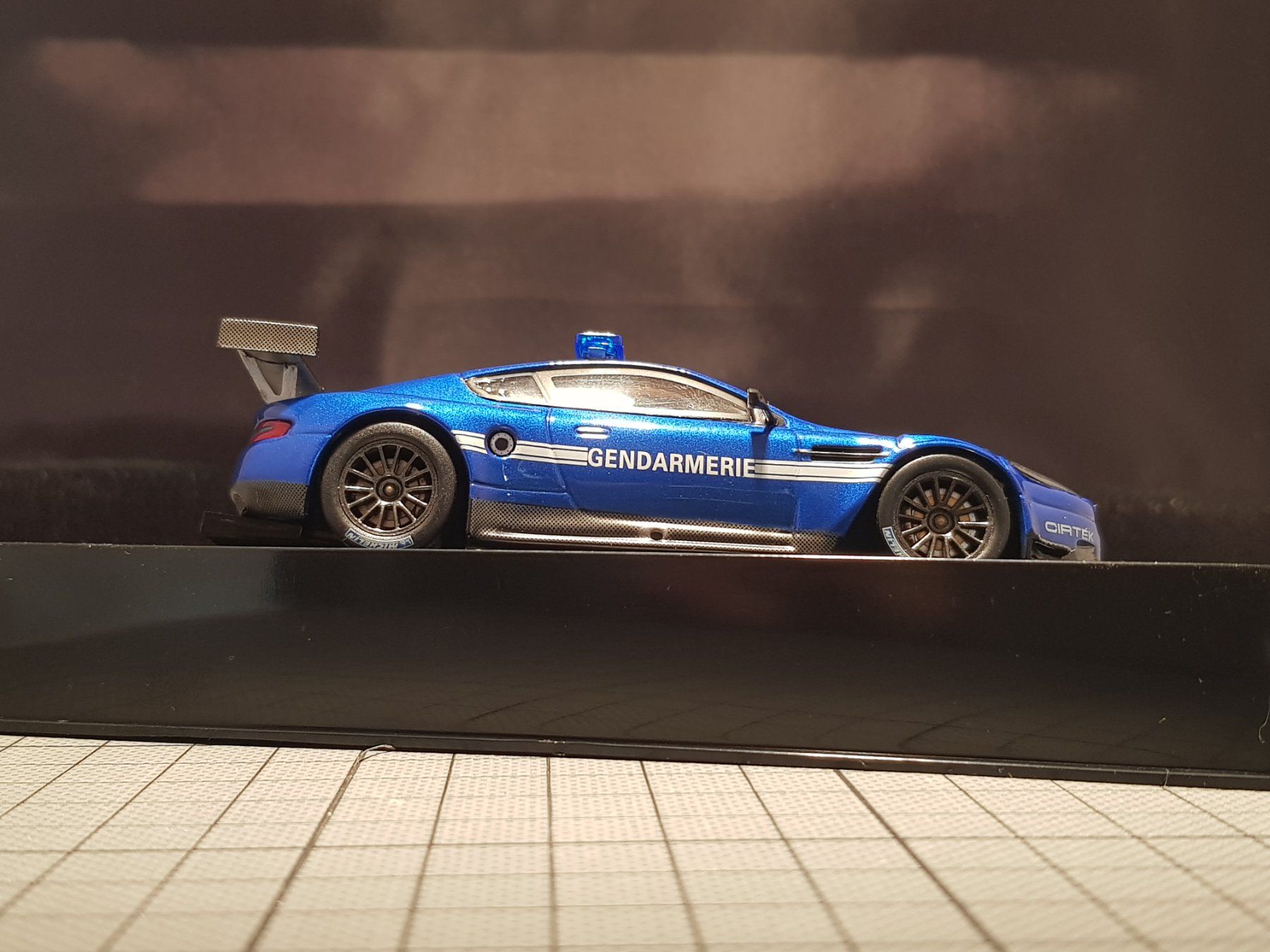 Aston Martin Modellini d'auto: Aston Martin DBR9 Gendarmerie Prototype 2006 – Nuovo e nell'imballaggio originale da Chézard-St-Martin venduto da AlPat-Collections 5
