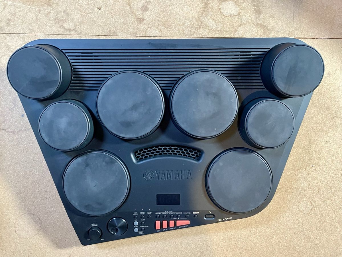 Yamaha Strumenti musicali: Yamaha DD-75 E-Drum mit Ständer und Sticks – Usato da Zürich venduto da eli8 1